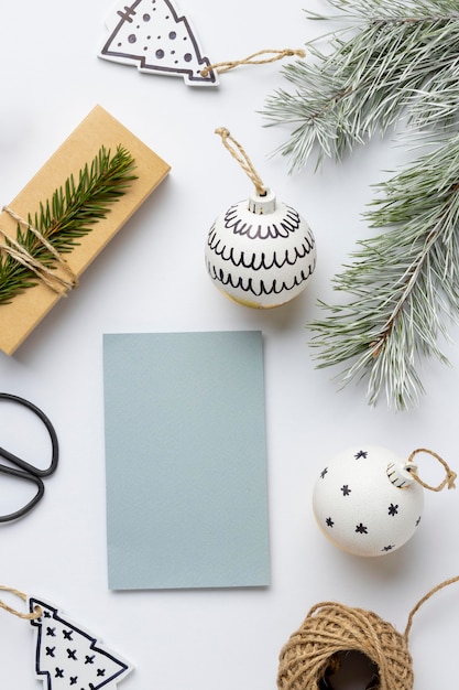 Vue de dessus arrangement festif d'ornements de noël avec carte