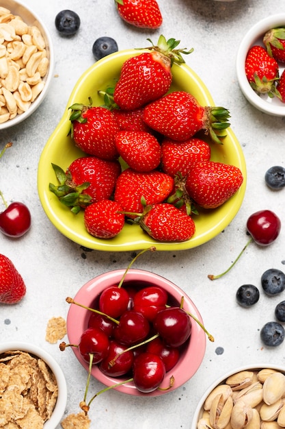 Vue de dessus arrangement de fruits sains