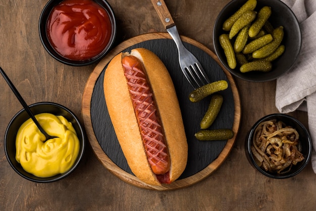 Vue de dessus de l'arrangement de hot-dog