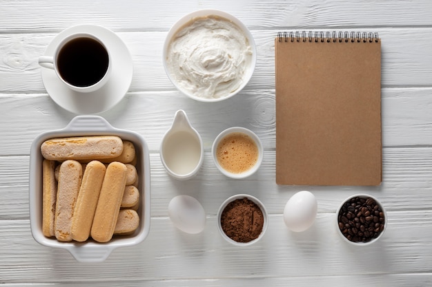 Vue de dessus de l'arrangement des ingrédients du tiramisu savoureux