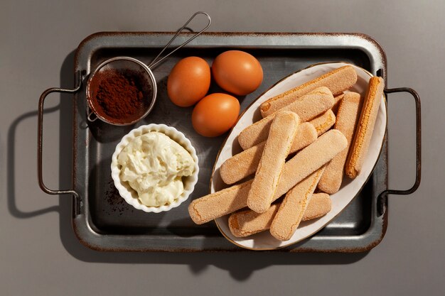 Vue de dessus de l'arrangement des ingrédients du tiramisu