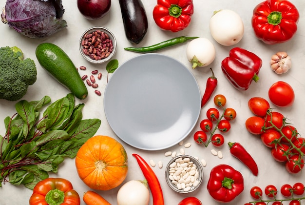 Vue de dessus l'arrangement de légumes frais