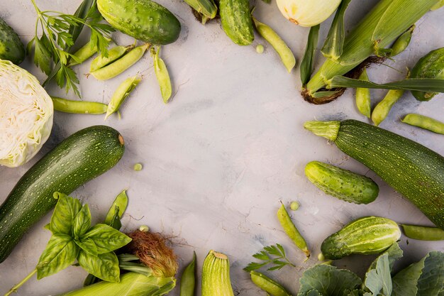 Vue de dessus arrangement de légumes verts