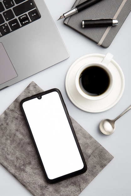 Photo gratuite vue de dessus arrangement de lieu de travail moderne avec téléphone vide