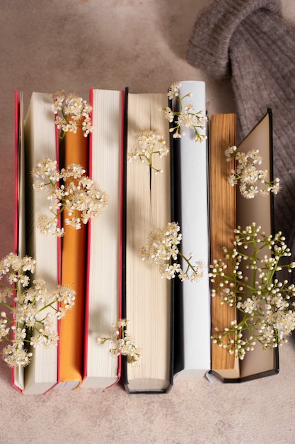 Photo gratuite vue de dessus de l'arrangement de livres et de fleurs