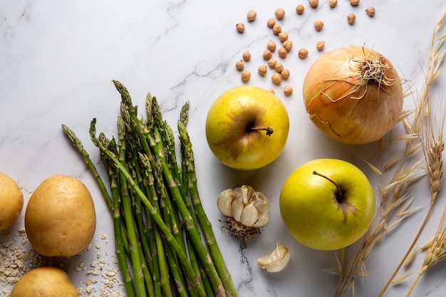 Photo gratuite vue de dessus d'arrangement d'oignons et de pommes