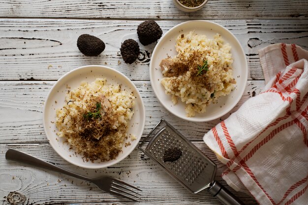 Vue de dessus d'arrangement de plat de truffe savoureux