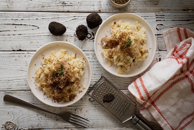 Vue de dessus d'arrangement de plat de truffe savoureux