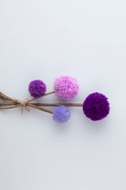 Vue de dessus arrangement de pompons violets