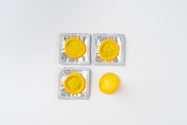 Vue de dessus de l'arrangement des préservatifs jaunes