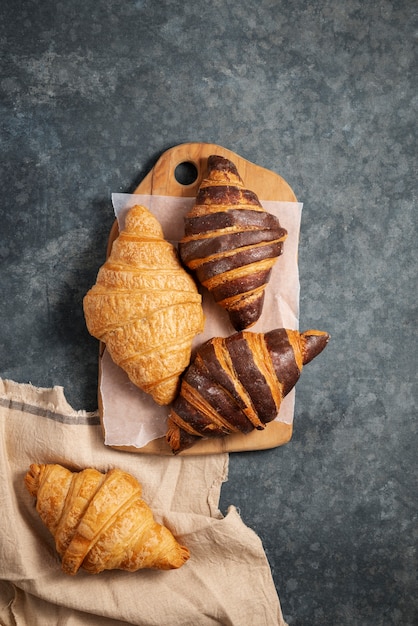 Vue de dessus arrangement de produits de boulangerie végétaliens