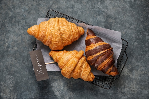 Photo gratuite vue de dessus arrangement de produits de boulangerie végétaliens