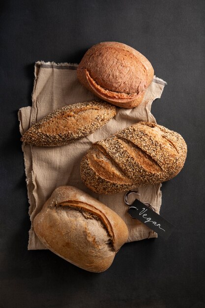 Vue de dessus arrangement de produits de boulangerie végétaliens