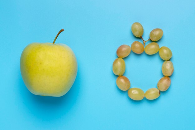 Vue de dessus d'arrangement de raisins et de pommes