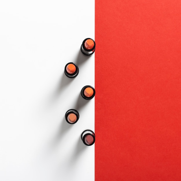 Vue de dessus de l'arrangement de rouges à lèvres sur fond Uni