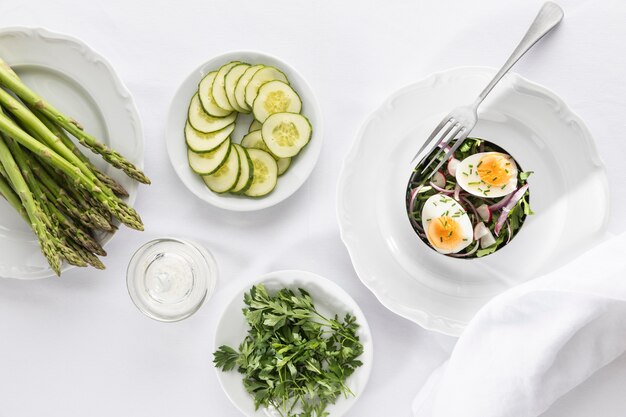 Vue de dessus arrangement de salades fraîches