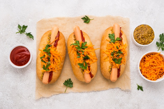 Photo gratuite vue de dessus arrangement savoureux de hot-dogs