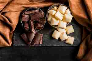 Photo gratuite vue de dessus arrangement sombre avec du chocolat