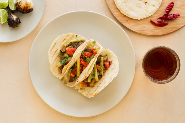 Vue de dessus arrangement de tacos sur plaque