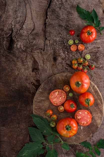 Vue de dessus arrangement de tomates fraîches