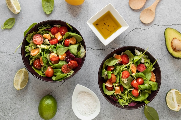 Vue de dessus assaisonnement de salade savoureuse