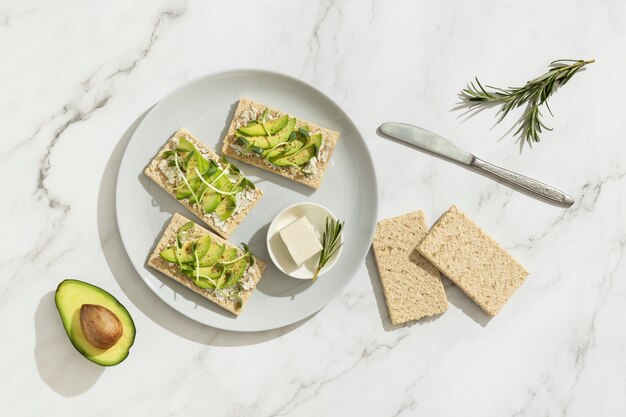 Vue de dessus de l'assiette avec des aliments diététiques céto et une branche de romarin