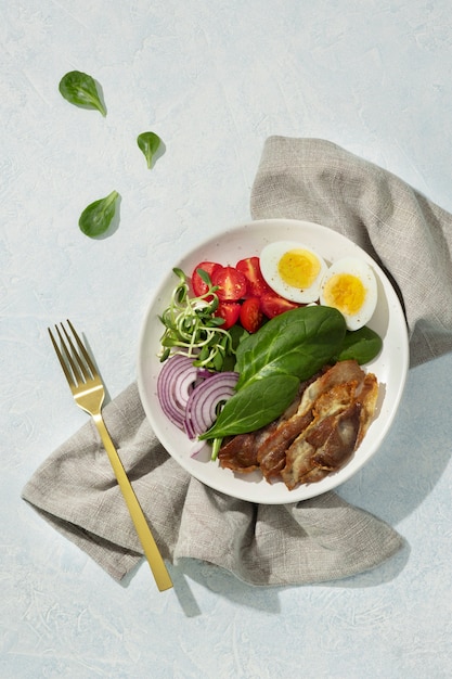 Photo gratuite vue de dessus de l'assiette avec des aliments diététiques céto et une fourchette dorée