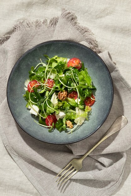 Vue de dessus de l'assiette avec des aliments diététiques céto et une fourchette