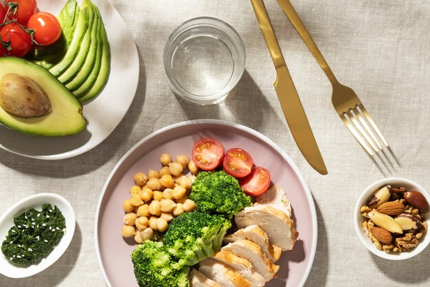 Vue de dessus de l'assiette avec des aliments diététiques céto et des noix