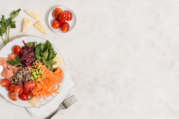 Vue de dessus d'une assiette d'aliments sains