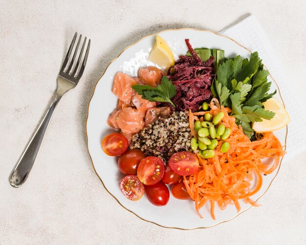 Vue de dessus d'une assiette avec un assortiment d'aliments sains