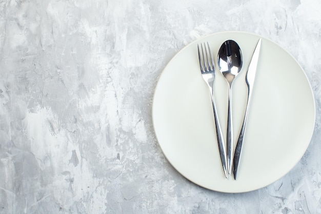 Vue de dessus assiette blanche avec couverts sur surface blanche couleur cuisine nourriture repas cuisine verre horizontal