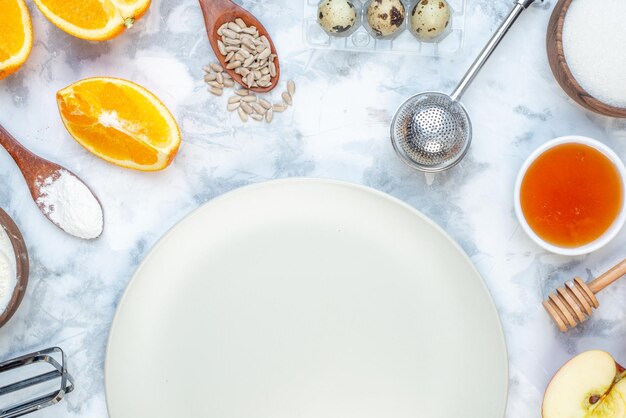 Vue de dessus d'une assiette blanche vide et d'aliments frais et sains sur une surface bicolore