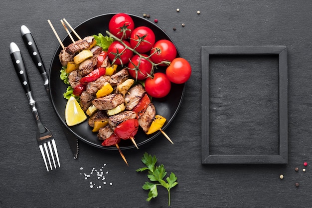 Photo gratuite vue de dessus de l'assiette avec de délicieux kebab et cadre