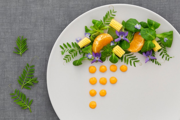 Vue de dessus assiette élégante avec salade