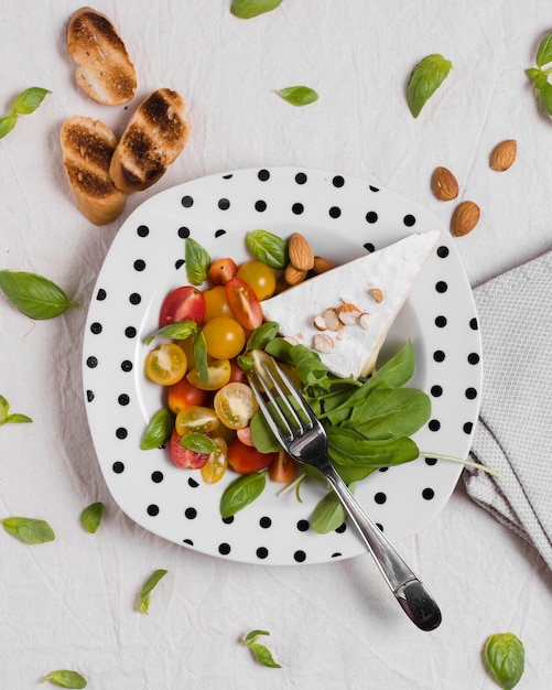 Vue De Dessus D'une Assiette Avec Des Légumes Biologiques Et Des Toasts