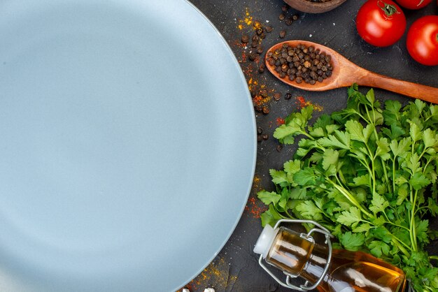 Vue de dessus assiette ronde légumes frais et autres aliments sur table sombre