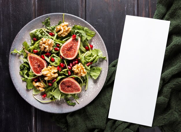 Vue de dessus de l'assiette avec salade de figues