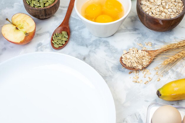 Photo gratuite vue de dessus de l'assiette vide blanche et des ingrédients pour les aliments sains sur la table de glace