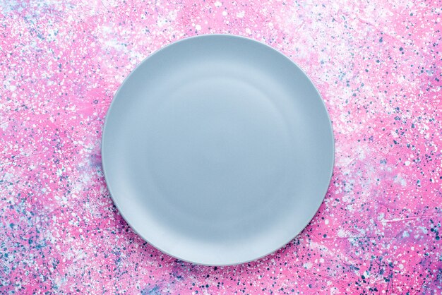 Vue de dessus assiette vide de couleur bleue sur le mur rose couleur plaque photo alimentaire