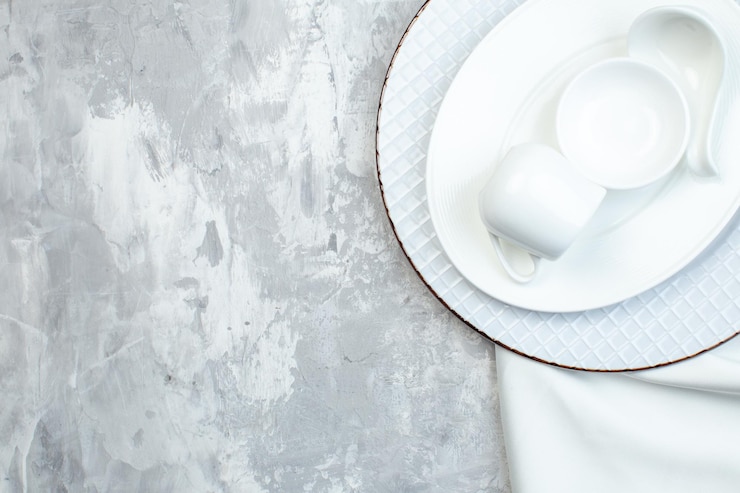 Photo gratuit vue de dessus des assiettes blanches sur une surface blanche