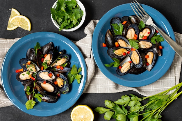 Vue de dessus des assiettes savoureuses avec des moules