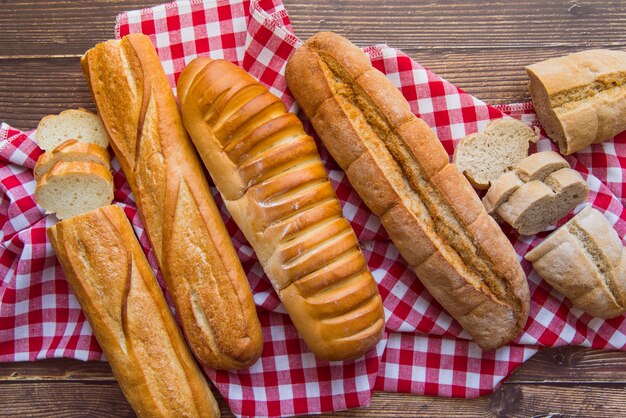 Vue de dessus assortiment de baguette délicieux