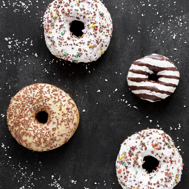 Vue de dessus de l'assortiment de beignets avec des paillettes