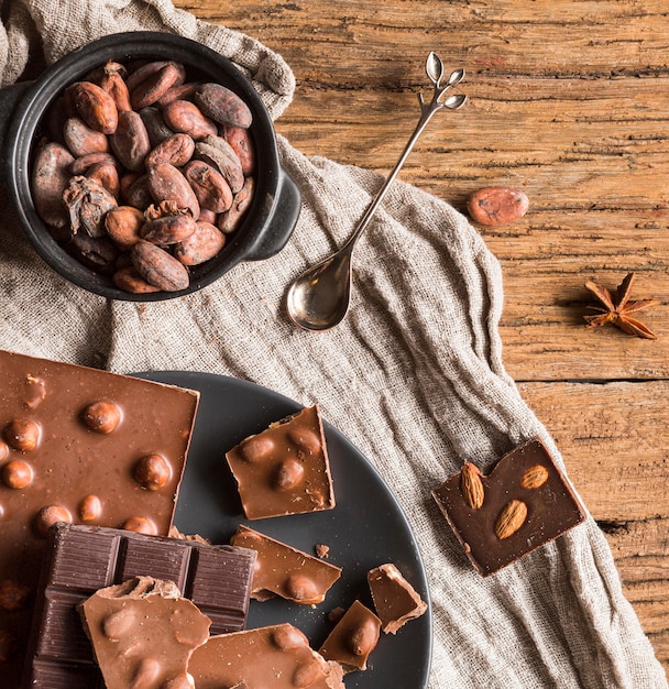 Vue de dessus assortiment de bonbons sur table en bois