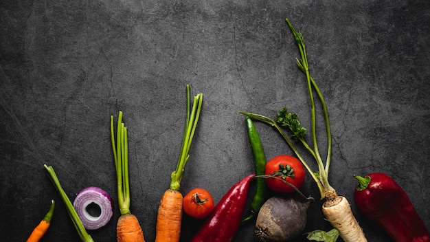 Vue de dessus assortiment de carottes et autres légumes