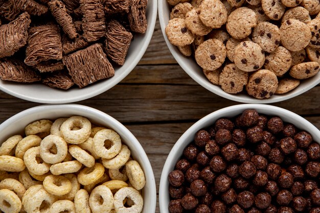 Vue de dessus de l'assortiment de céréales pour petit déjeuner dans des bols