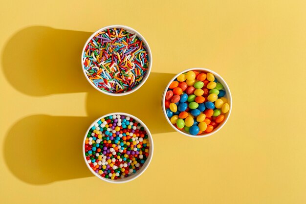 Vue de dessus de l'assortiment coloré de bonbons en tasse