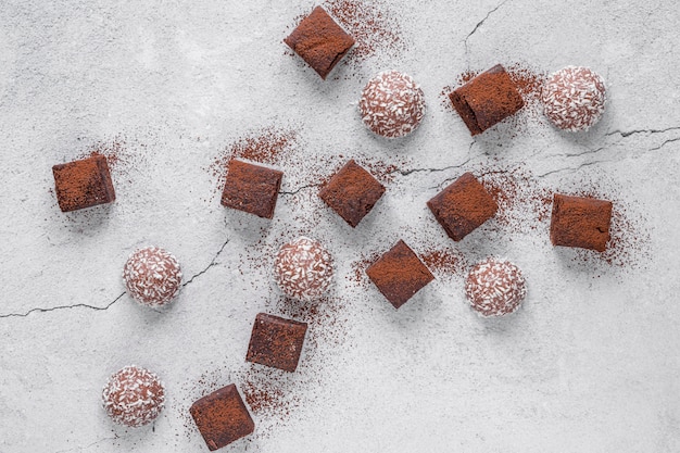 Photo gratuite vue de dessus assortiment créatif de délicieux produits au chocolat