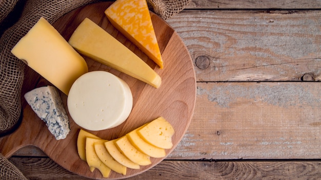 Vue de dessus assortiment de délicieux fromages sur la table